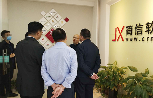 開封市委常委、政法委書記胡榮啟一行蒞臨簡信科技考察調研
